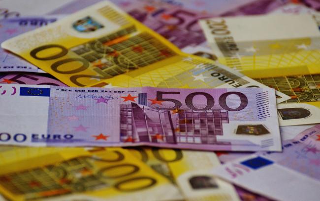 Bills of 200 and 500 euros. Photo by Pixabay