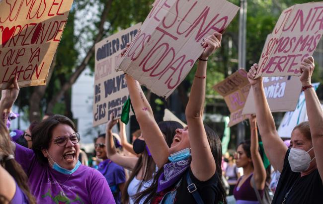 Young women in a feminist protest. Photo by Ceci Figueroa via Pexels.